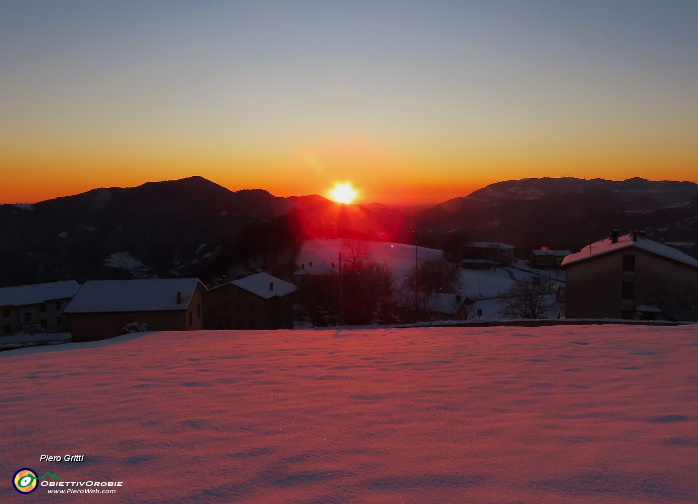 53 Il sole tramonta tra Canto Alto e Linzone.JPG